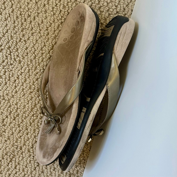 Women's Vionic Metallic Pewter Flip Flop Sandals Size 9.5 - Picture 4 of 7